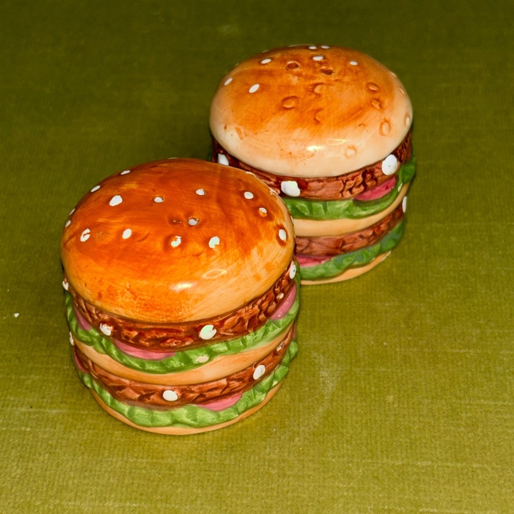 Nice Vintage HAMBURGER Ceramic Shaped Salt & Pepper Shakers Set - Picture 10 of 10